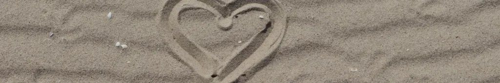 disegno nella sabbia per ispirare la creatività attraverso l'utilizzo di materiali naturali