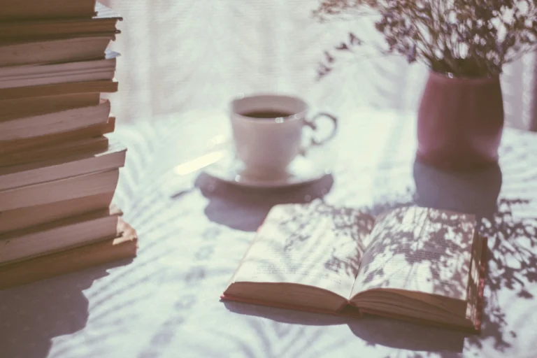 caffè, libri e finestra