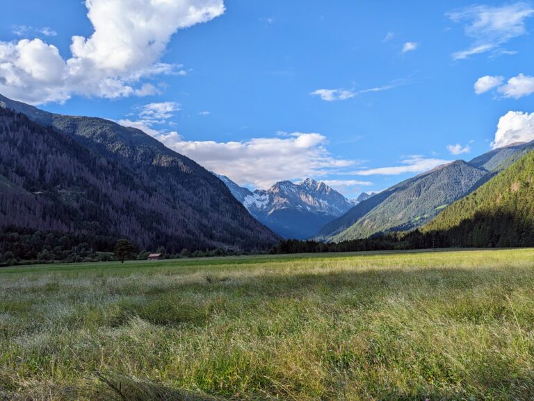 paesaggio di montagna con cielo azzurro