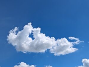 Nuvole nel cielo azzurro