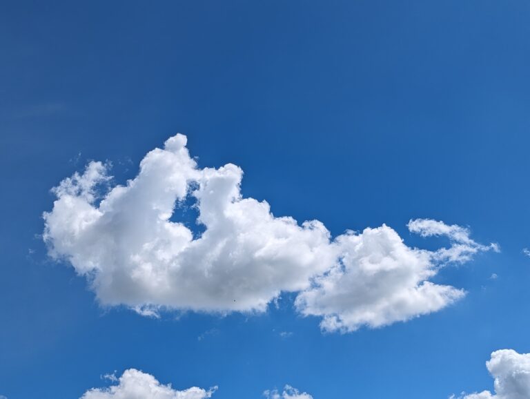 Nuvole nel cielo azzurro