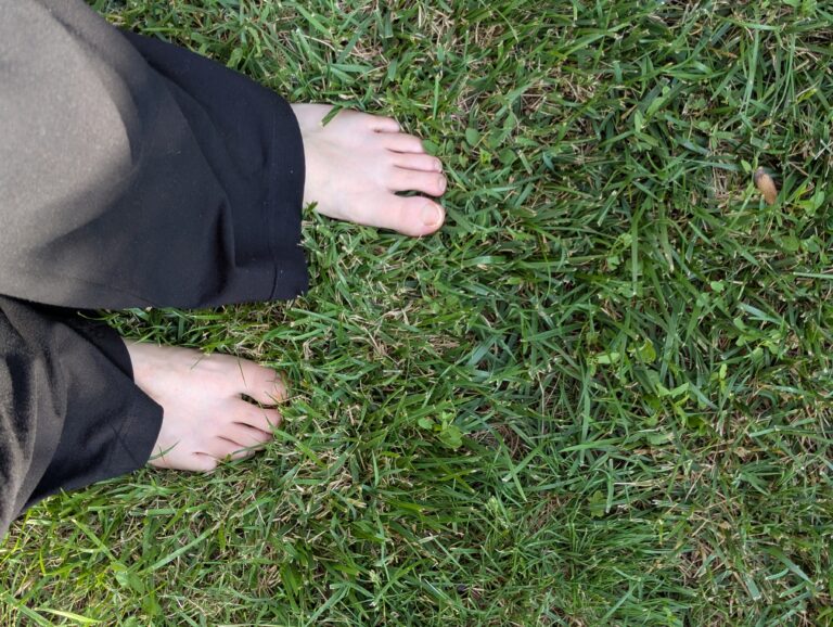 piedi nudi sull'erba